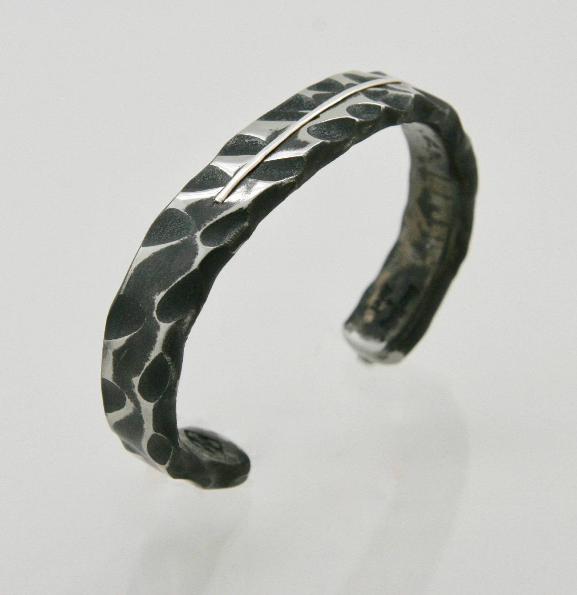 Breiten Zufallsmuster Manschette Mit Silbereinlage Breiten Zufallsmuster Manschette Mit Silbereinlage von SterlingSteel