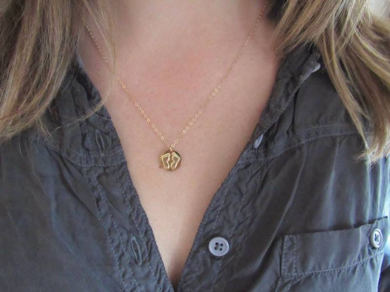 Baby Fußabdruck Halskette, Füße Fußabdrücke Neue Mutter Gold Disc Vermeil von SterlingandGrace