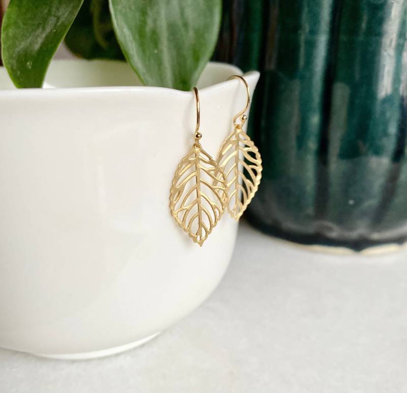 Gold Blatt Ohrringe, 14K Fill, Zarte Natur Schmuck von SterlingandGrace