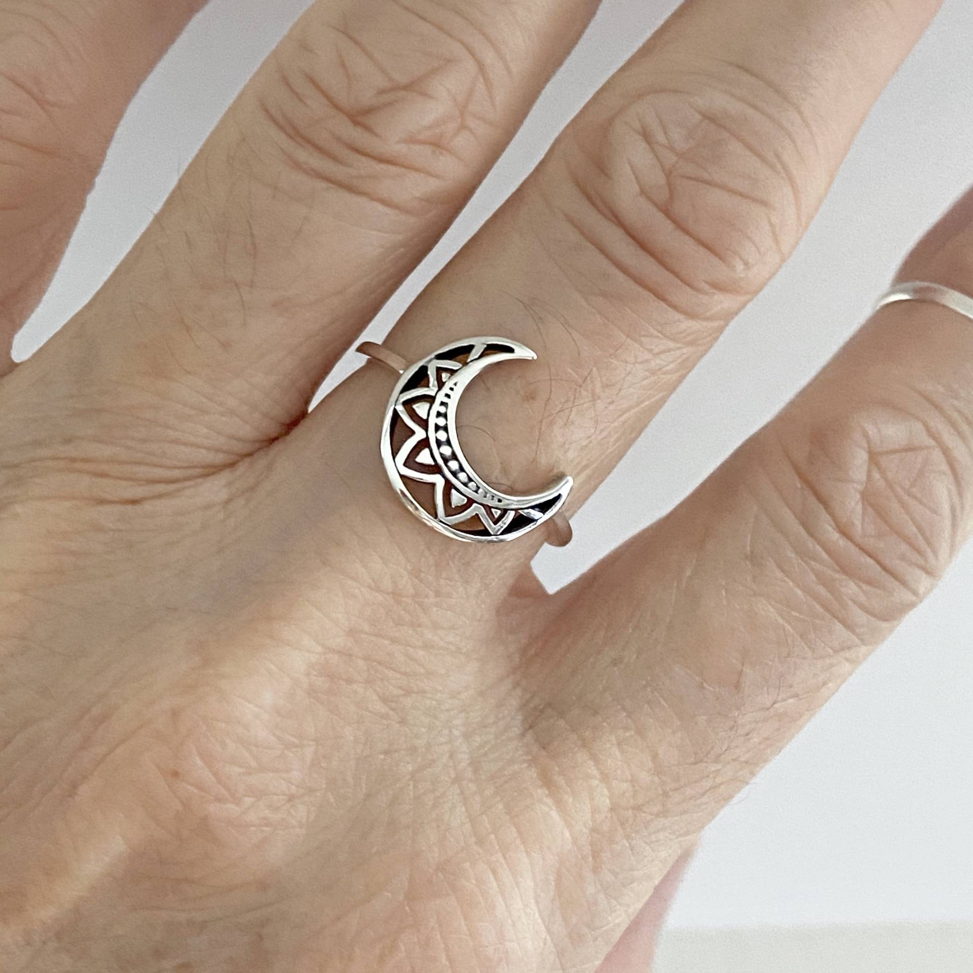 sterling Silber Mandala Halbmond Ring, Zarter Blumen Boho Mond Ring von Sterlingsilverjewls