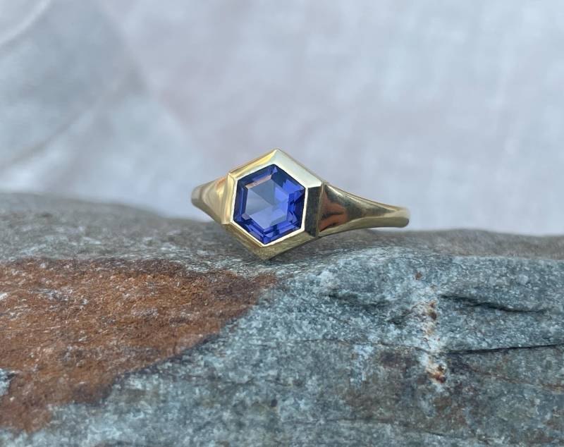 750Er Gold Ring Mit Natürlichem Iolith Aus Tansania in Herausragender Qualität Im Sechseck Schliff. Siegelring 18 Karat Hexagon Edelstein von SternenstaubAtelier