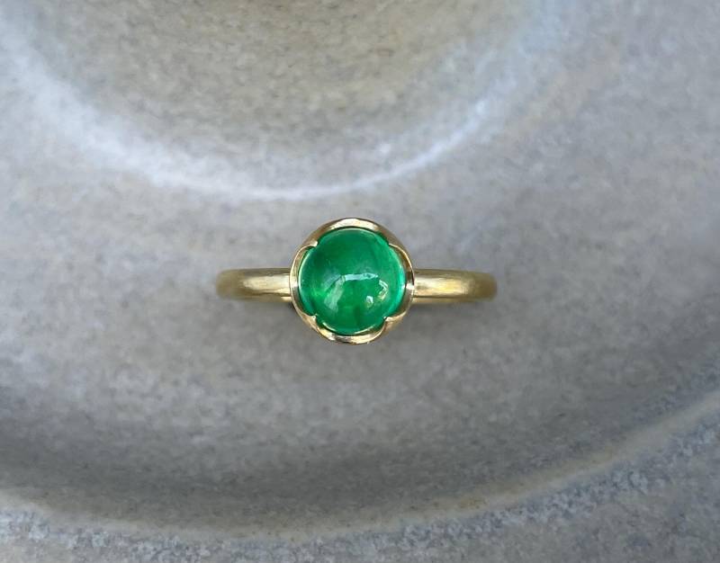 900Er Gold Ring Mit Leuchtendem Smaragd Cabochon - Aus Massivem 22 Kt Natürlichem Edelstein Unikat Vom Goldschmied von SternenstaubAtelier