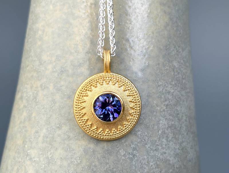 900 Gold Anhänger Mit Einem Natürlichem Unbehandeltet Tansanit Edelstein in Bester Qualität - 22 Karat Unikat Vom Goldschmied von SternenstaubAtelier