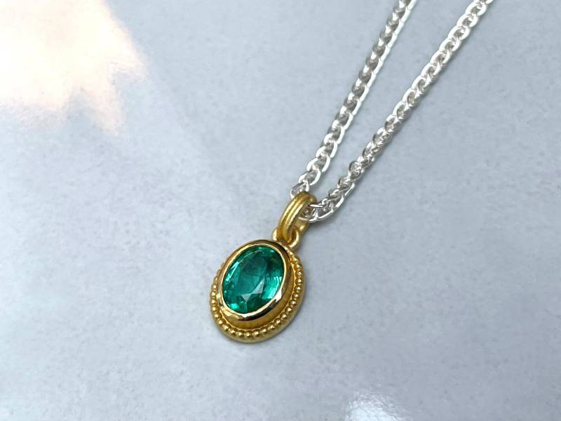 900 Gold Anhänger Mit Einem Natürlichen, Wertvollen Smaragd in 1, 15 Karat - Granulation Und Passender Zopfkette, Unikat Aus 22Kt von SternenstaubAtelier