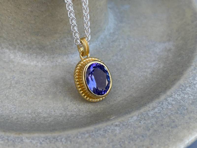 900 Gold Anhänger Mit Einem Tansanit in 2, 5 Karat - Granulation Und Passender Zopfkette, Schweres Unikat Aus 22 Vom Goldschmied von SternenstaubAtelier