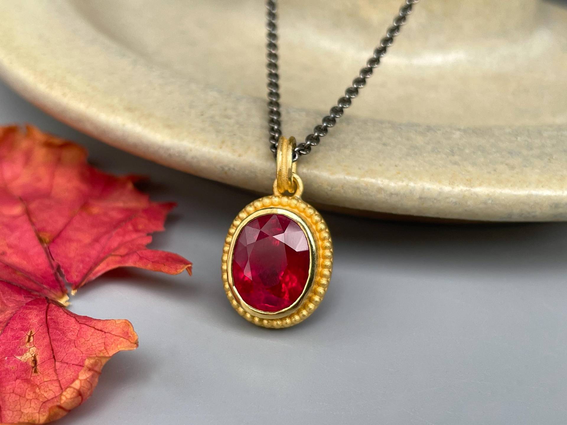 900 Gold Anhänger Mit Einem Tiefroten Natürlichen Rubin in 2, 8 Karat - Granulation Vom Goldschmied Unikat Aus 22Kt von SternenstaubAtelier