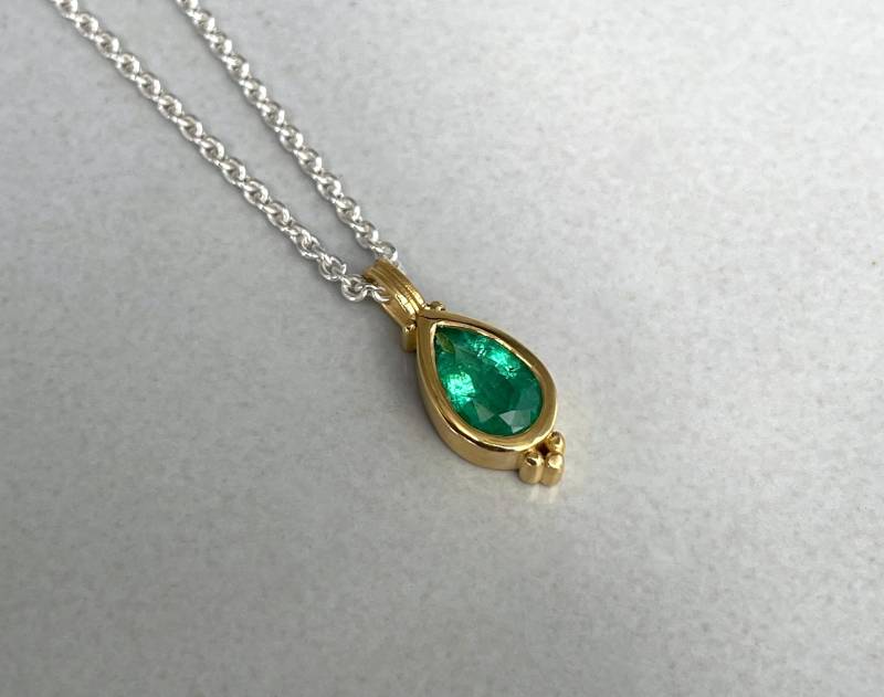 900Er Gold Smaragd Tropfen Anhänger Mit Granulation An Einer 925Er Ankerkette - 22 Karat Vom Goldschmied von SternenstaubAtelier