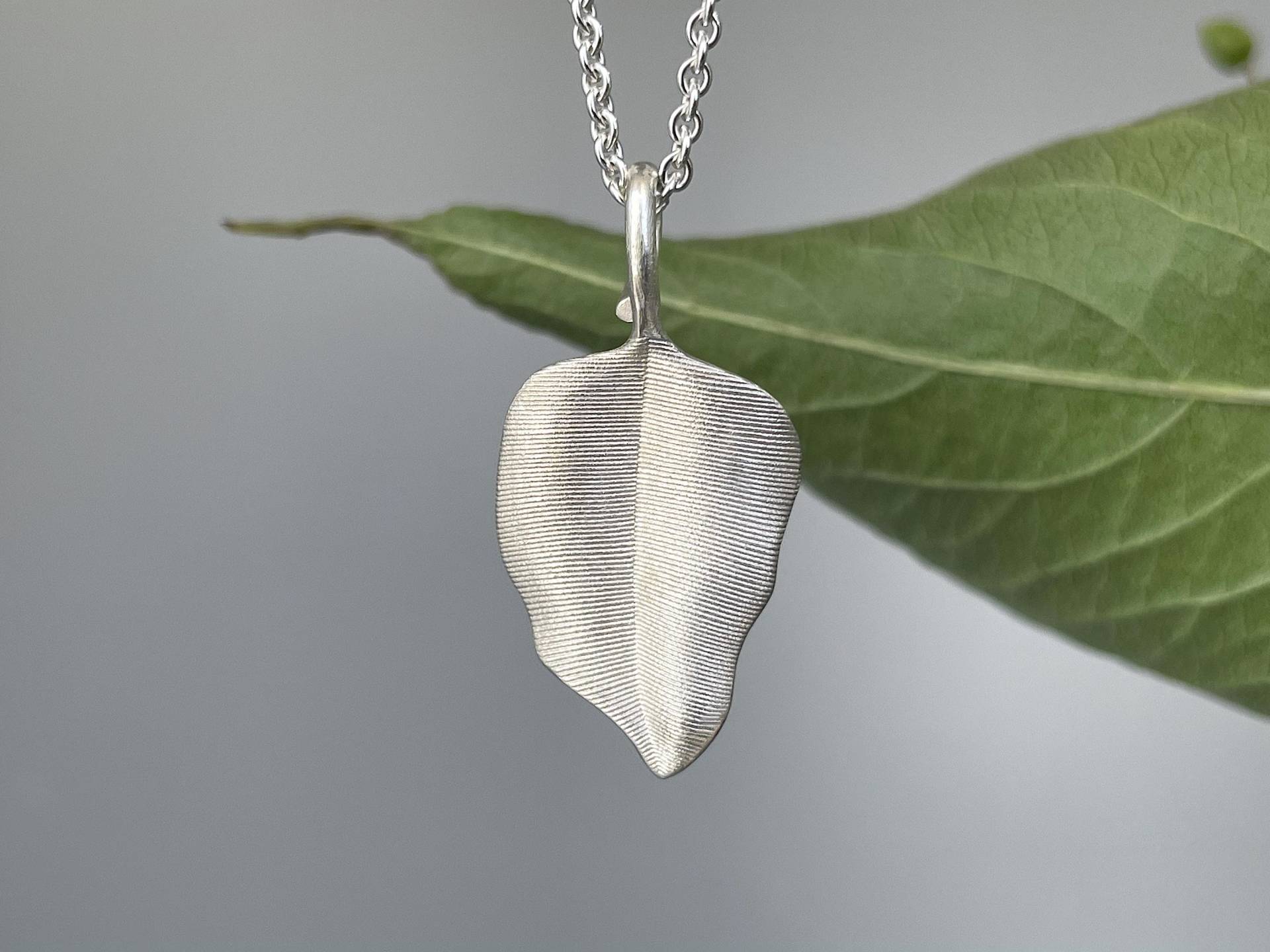 925Er Silber Blatt Anhänger An Zarter Ankerkette - Fallendes Vom Goldschmied von SternenstaubAtelier