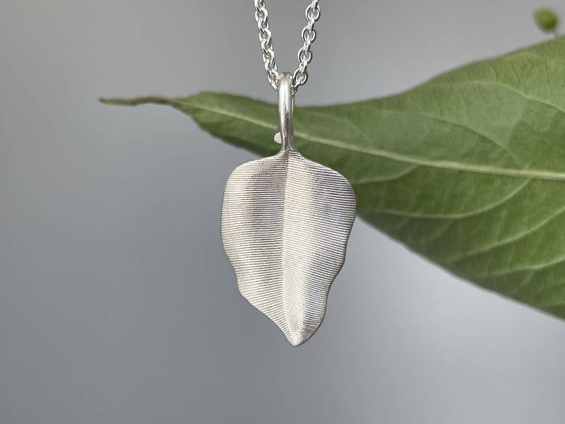 925Er Silber Blatt Anhänger An Zarter Ankerkette - Fallendes Vom Goldschmied von SternenstaubAtelier