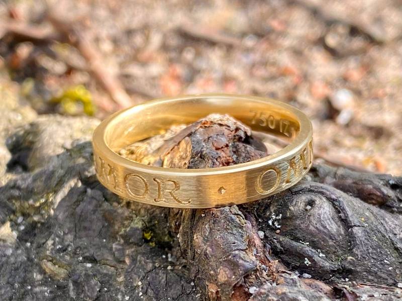 Amor - Ring Aus 750Er Gelbgold Omnia Vincit Amor Liebe Besiegt Alles 18 Karat Gold Verlobungsring/Ehering Vom Goldschmied von SternenstaubAtelier