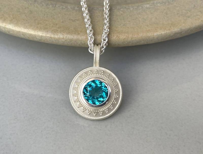 Amulett Aus Massivem 925Er Silber Mit Granulation Und Einem Intensiven Apatit Edelstein An Einer Zopfkette in 45 cm Länge Vom Goldschmied von SternenstaubAtelier