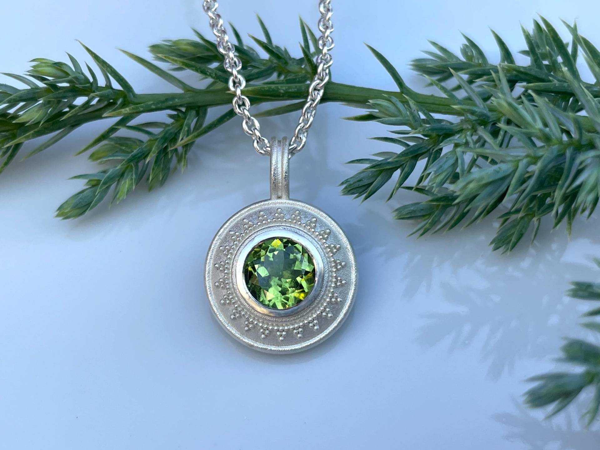 Amulett Aus Massivem 925Er Silber Mit Granulation Und Einem Peridot An Einer Ankerkette in 45 cm Länge Vom Goldschmied von SternenstaubAtelier