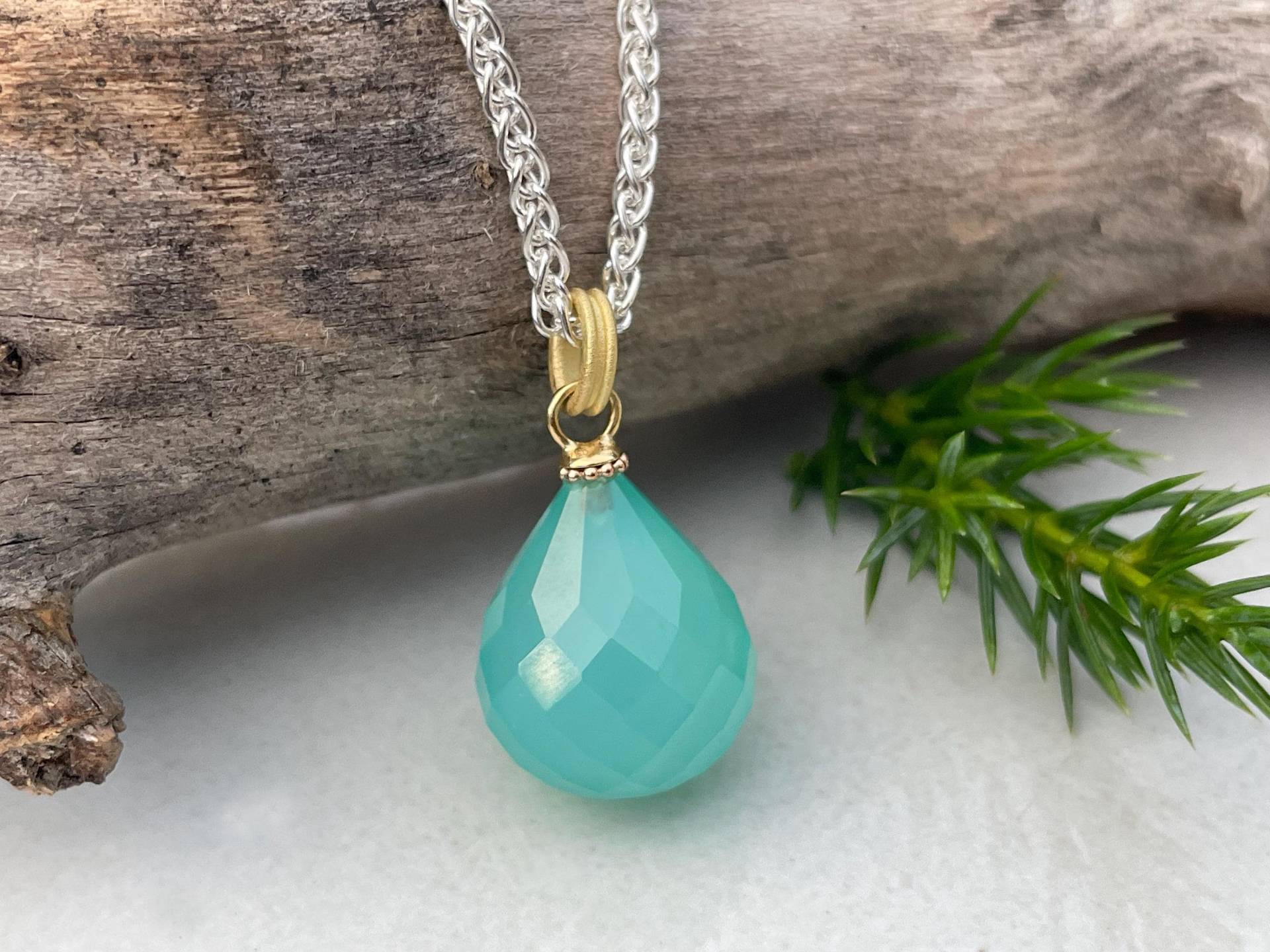 Chalcedon Pampel in Seltener Farbe Mit 750Er Gold Zieraufhängung - Facettierte Vom Goldschmied 18 Karat An Zopfkette von SternenstaubAtelier