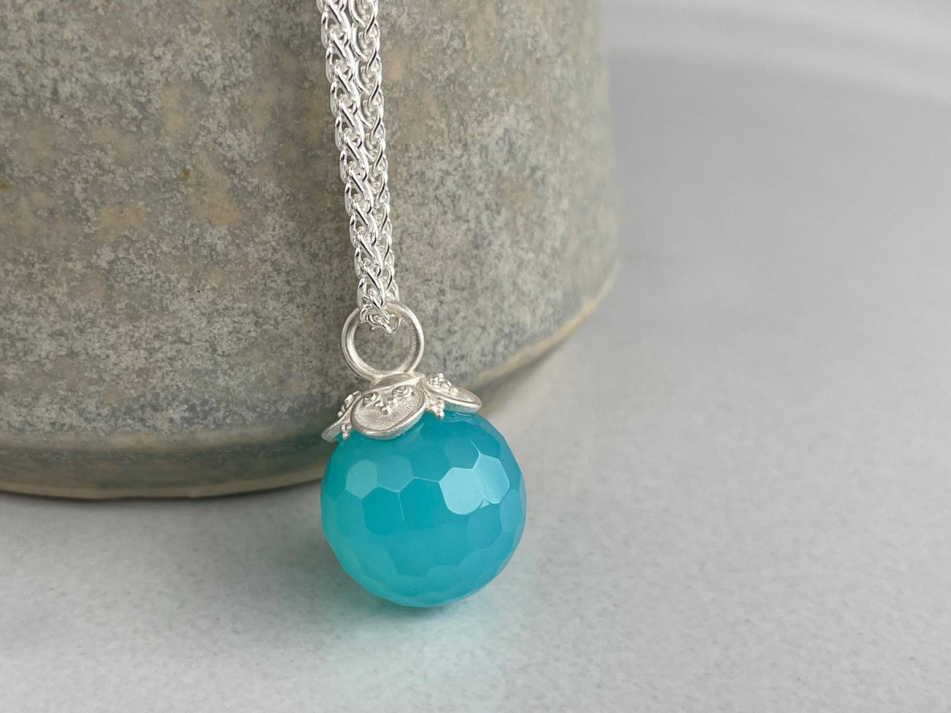Chalcedon "Schneeball" Mit 925Er Silber Zieraufhängung - Große Facettierte Edelstein Kugel Vom Goldschmied Einer Zopfkette von SternenstaubAtelier