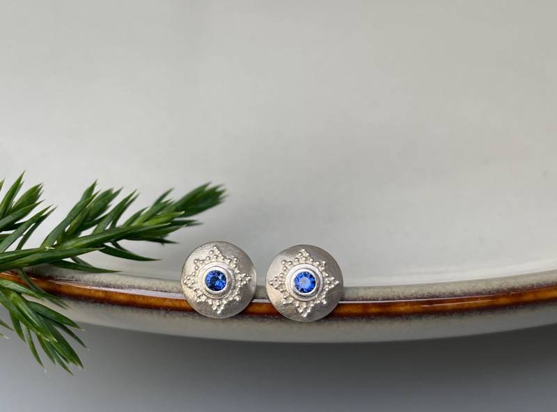 Granulierte Ohrstecker Aus 925Er Silber Mit Natürlichen Kleinen Saphiren - Ohrschmuck Vom Goldschmied von SternenstaubAtelier