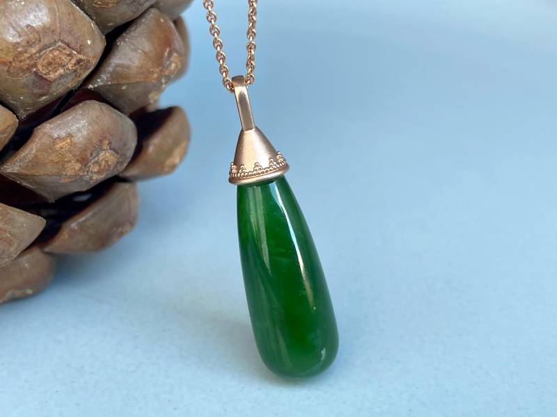 Große Natürliche Jade Pampel Mit 585Er Rotgold Aufhängung - 14 Karat Gold Edelstein Tropfen An Einer Massivgold Ankerkette Vom Goldschmied von SternenstaubAtelier
