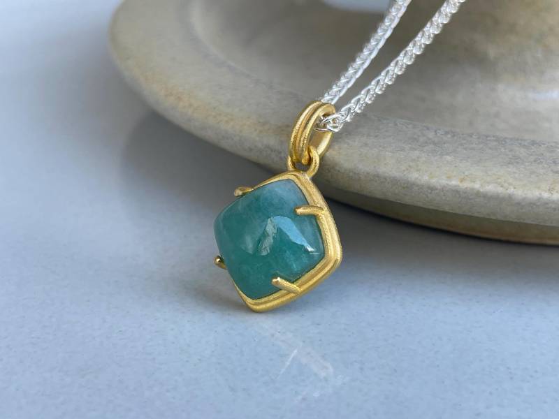 Großer 900 Gold Anhänger Mit Einem Paraiba Turmalin Im Cabochonschliff in 9, 5 Karat - Unikat Vom Goldschmied von SternenstaubAtelier