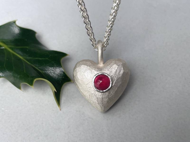 Großer Herz Anhänger Mit Einem Wertvollen Natürlichen Rubin Cabochon Aus Massivem 925Er Silber Einer Passenden Zopfkette Vom Goldschmied von SternenstaubAtelier