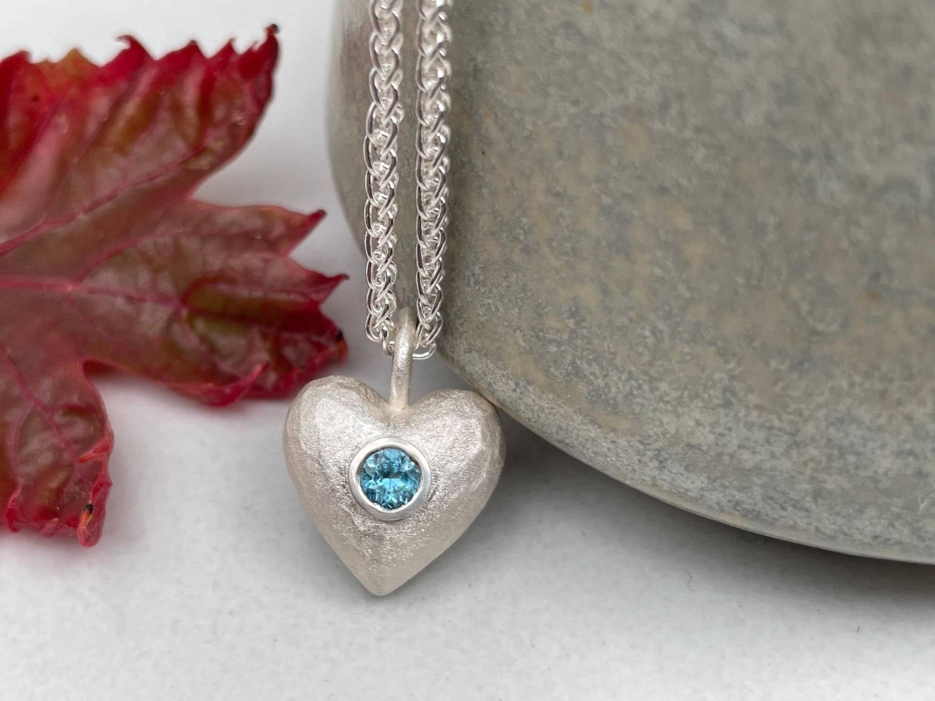 Herz Anhänger Mit Einem Wertvollen Natürlichen Aquamarin - Aus Massivem 925Er Silber Einer Passenden Zopfkette Vom Goldschmied von SternenstaubAtelier