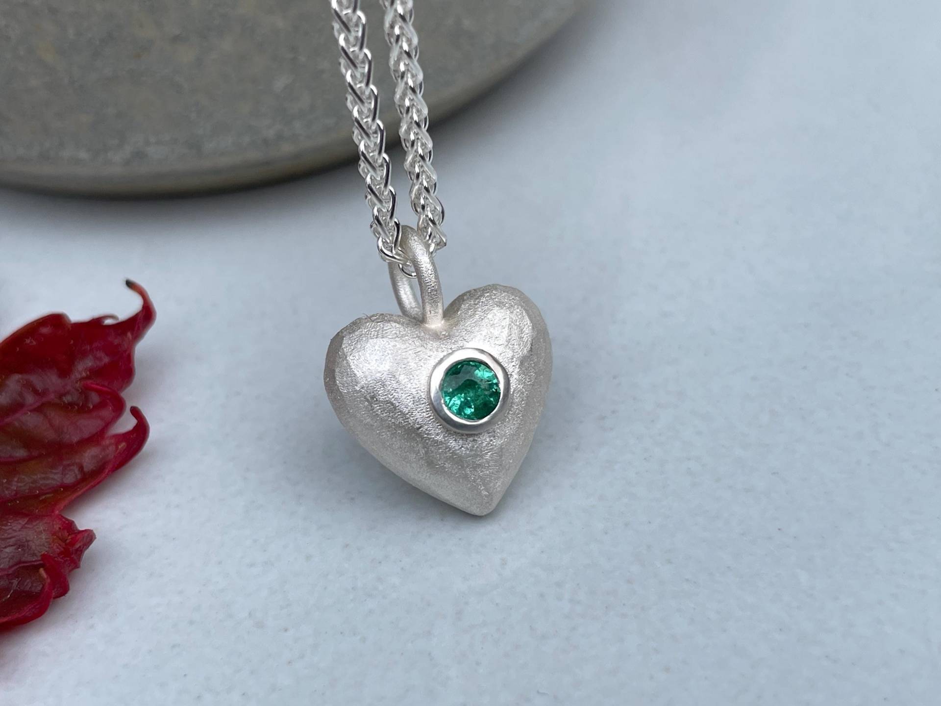 Herz Anhänger Mit Einem Wertvollen Natürlichen Smaragd - Aus Massivem 925Er Silber Einer Passenden Zopfkette Vom Goldschmied von SternenstaubAtelier