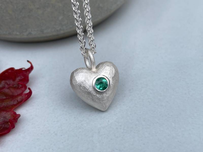 Herz Anhänger Mit Einem Wertvollen Natürlichen Smaragd - Aus Massivem 925Er Silber Einer Passenden Zopfkette Vom Goldschmied von SternenstaubAtelier