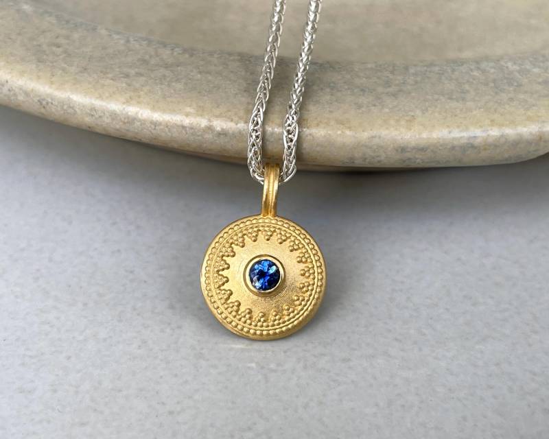 Kleiner 900 Gold Anhänger Mit Einem Intensiven Ceylon Saphir Und Granulation - 22 Karat An Passender Zopfkette Vom Goldschmied von SternenstaubAtelier