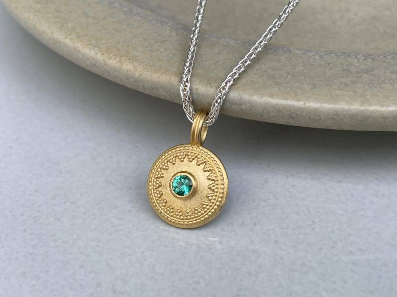 Kleiner 900 Gold Anhänger Mit Natürlichem Smaragd Und Granulation - 22 Karat An Passender Zopfkette Vom Goldschmied von SternenstaubAtelier