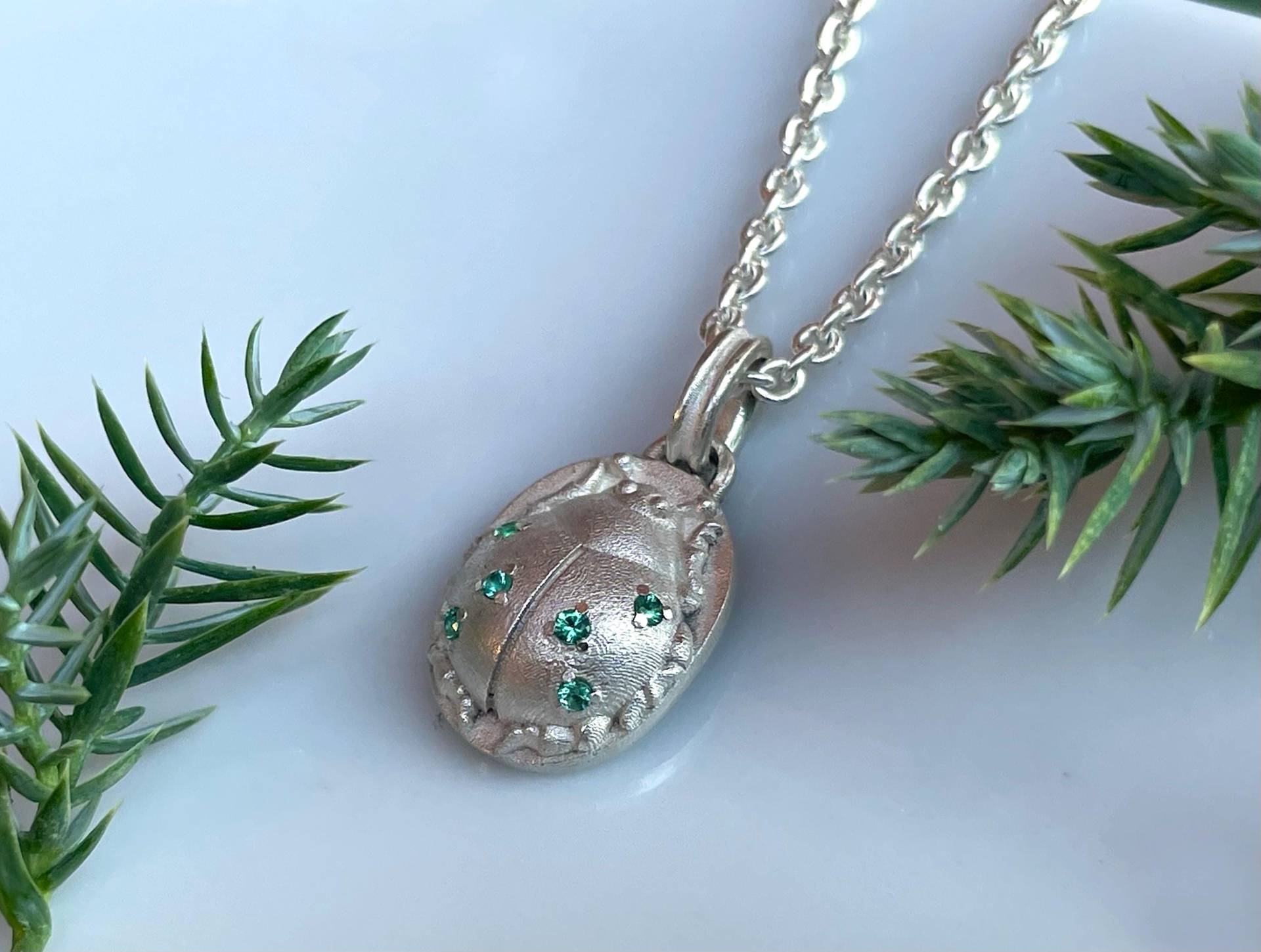 Marienkäfer Anhänger Aus 925Er Silber Mit Natürlichen Smaragd Edelsteinen An Passender Ankerkette - Schmuckstück Vom Goldschmied von SternenstaubAtelier