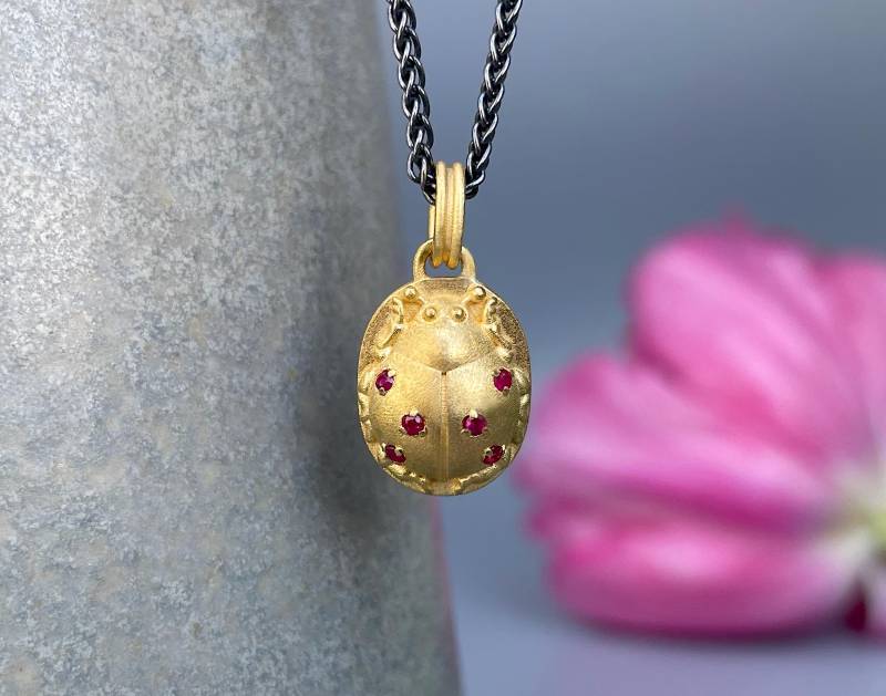 Marienkäfer Anhänger Aus Massivem 900 Gold - Goldanhänger 22 Karat Mit Natürlichen Rubin Edelsteinen An Passender Zopfkette von SternenstaubAtelier