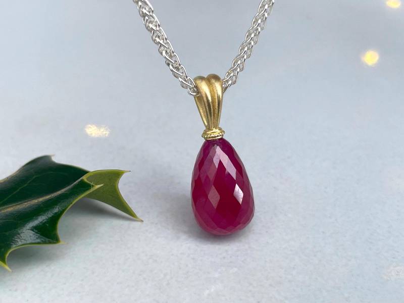 Natürlicher Rubin Tropfen Mit 750Er Gold Aufhängung - 18 Karat Anhänger Einem in 12 Vom Goldschmied von SternenstaubAtelier