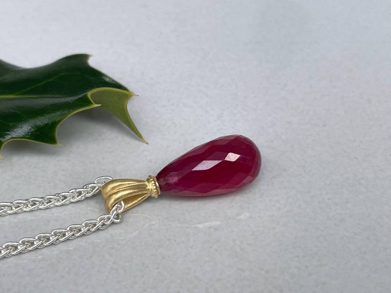 Natürlicher Rubin Tropfen Mit 750Er Gold Aufhängung - 18 Karat Anhänger Einem in 9, 95 Vom Goldschmied von SternenstaubAtelier