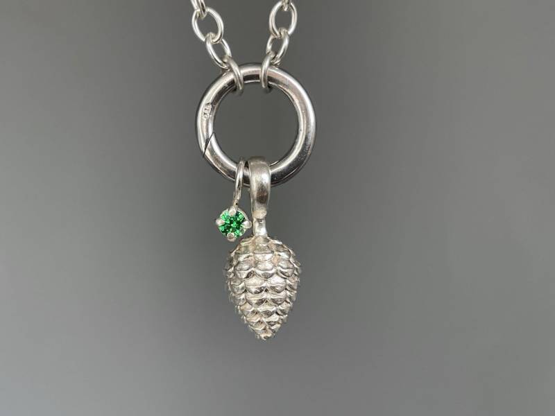 Pinienzapfen Anhänger Aus 925Er Silber Mit Einem Turmalin Edelstein Und Wechselverschluss Ankerkette in 50 cm Vom Goldschmied von SternenstaubAtelier