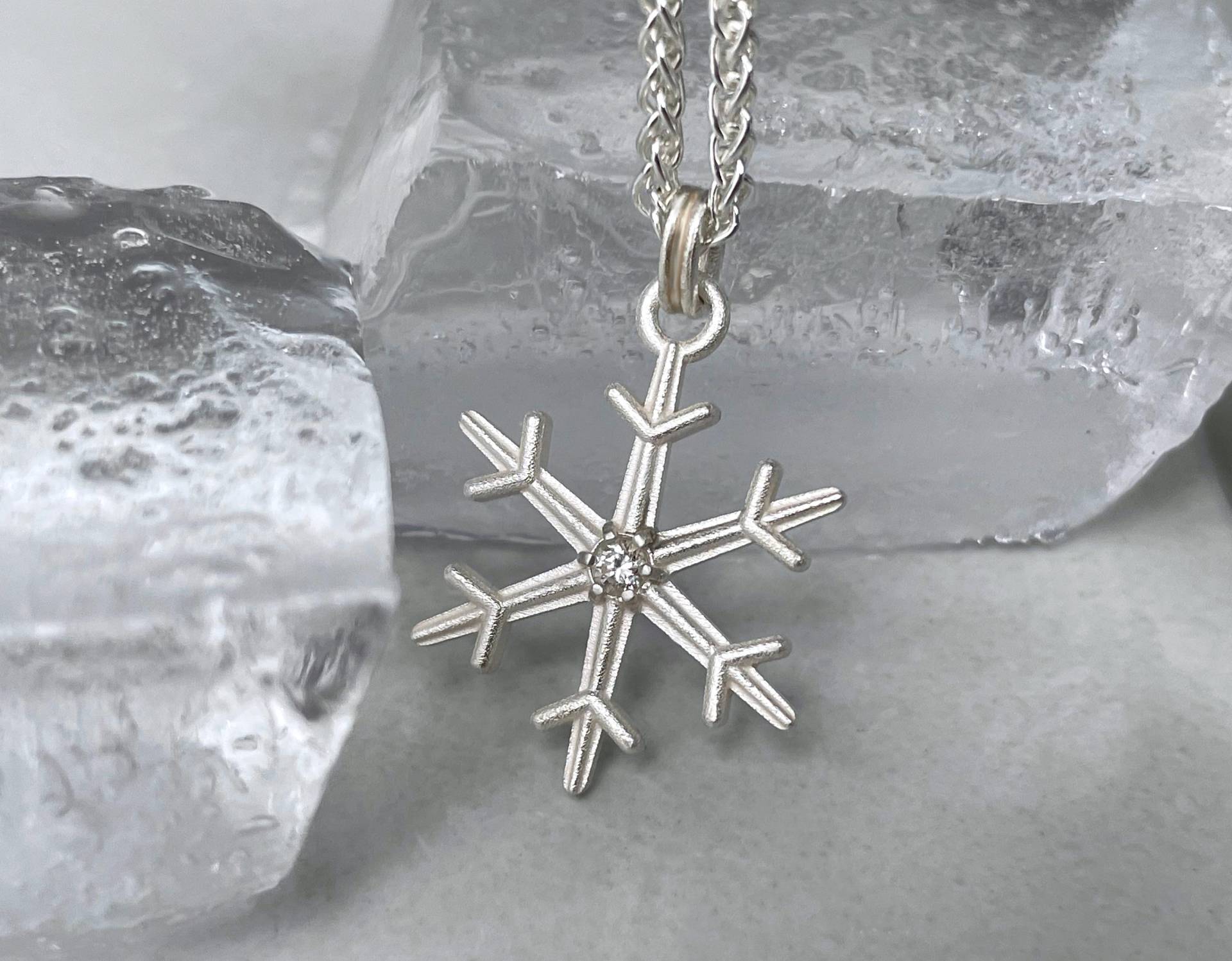 Schneeflocke Mit Brillant - Zarter Eiskristall Einem Diamant An Einer Zopfkette. Goldschmiedearbeit Aus 925Er Silber von SternenstaubAtelier