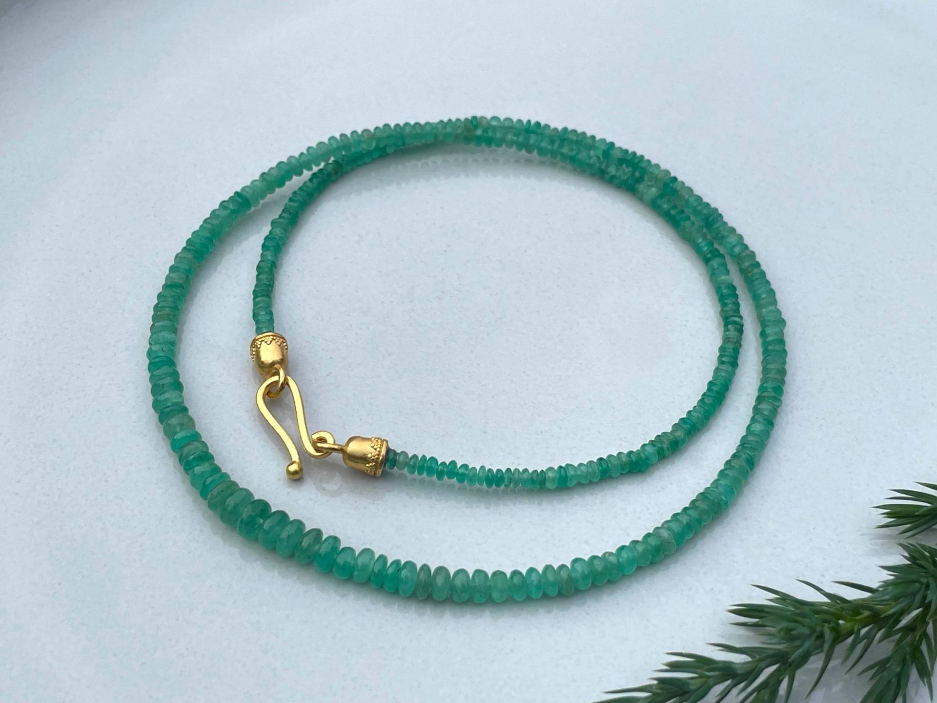 Smaragd Collier, Feine Halskette Im Verlauf Mit 900 Gold Verschluss - 22 Karat Unikat Vom Goldschmied- 49 cm Länge von SternenstaubAtelier