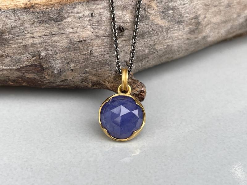 Tansanit Anhänger Aus 900 Gold, Leuchtend Blauer Unikat 22 Karat Gold Handgearbeitet - Edelstein Im Rosenschliff von SternenstaubAtelier