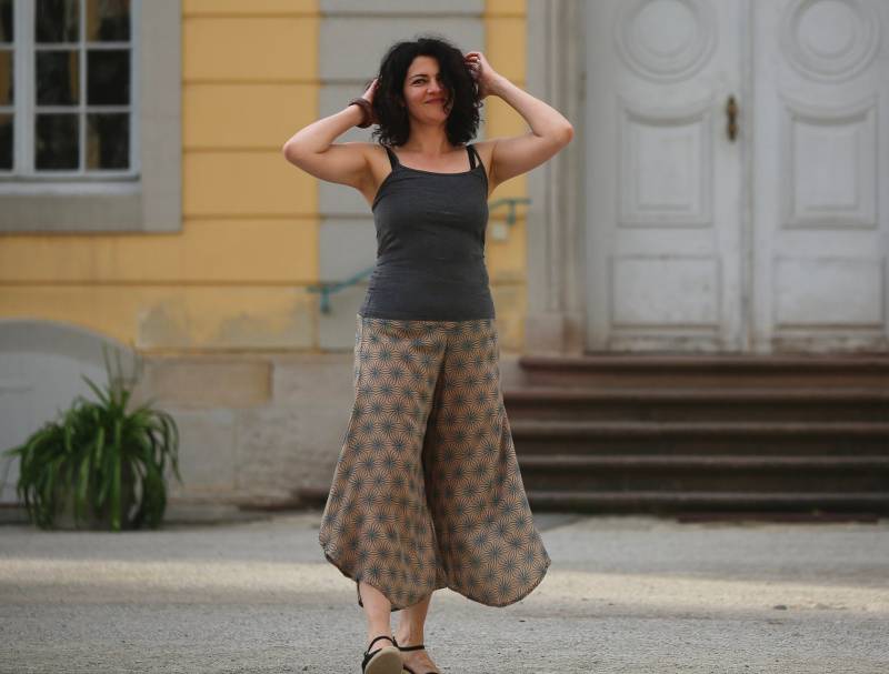 Marlene Damen Sommer-Hose - Leicht, Bequem Und Vielseitig Handgefertigte Viskose Hose Mit Sonnen-Print von SternstundeStore