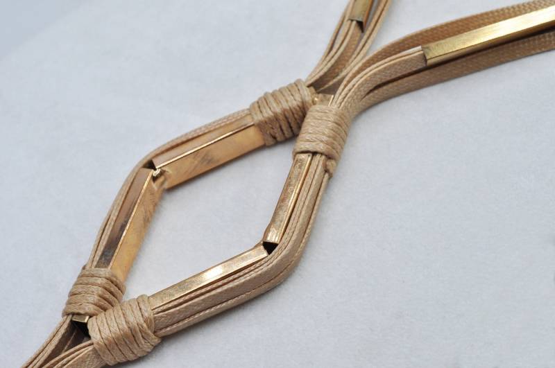 Steuer Collierkettchen mehrreihig beige mit goldfarbener Zierde von Steuer