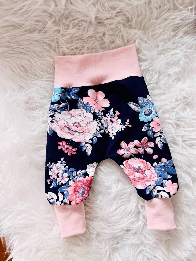 Baby Erstlingsset Set Blumen Rosa Pumphose Mütze Mitwachshose Neugeborene Geschenk Geburt Taufe Geschenkset Mädchen Homecomming Outfit Hose von Steuerbord