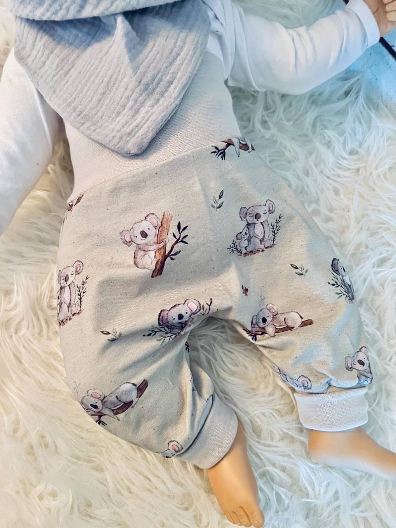 Baby Koala Pumphose Mütze Musselin Lätzchen Gr. 50-98 Neugeborenen Geschenk Geburt Taufe Geschenkset Neutral Junge Mädchen Mint Grau Set von Steuerbord