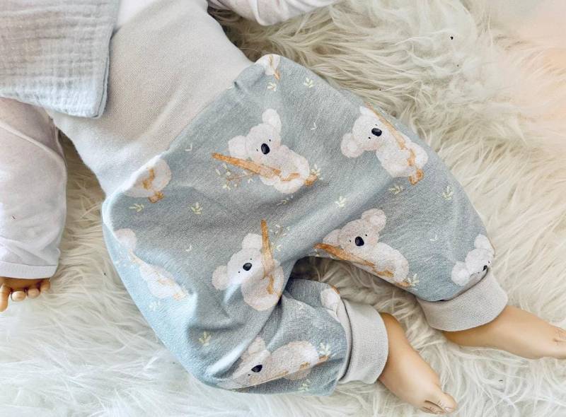 Baby Koala Pumphose Erstlings Outfit Mütze Lätzchen Tuch Mitwachshose Neugeborenen Geschenk Geburt Taufe Homecomming Hose Kind Schlupfhose von Steuerbord