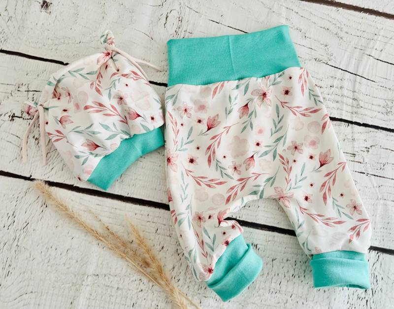 Boho Baby Pumphose Blumen Mütze Geschenkset Geschenk Geburt Taufe Newborn Neugeborene Mädchen Mitwachshose von Steuerbord