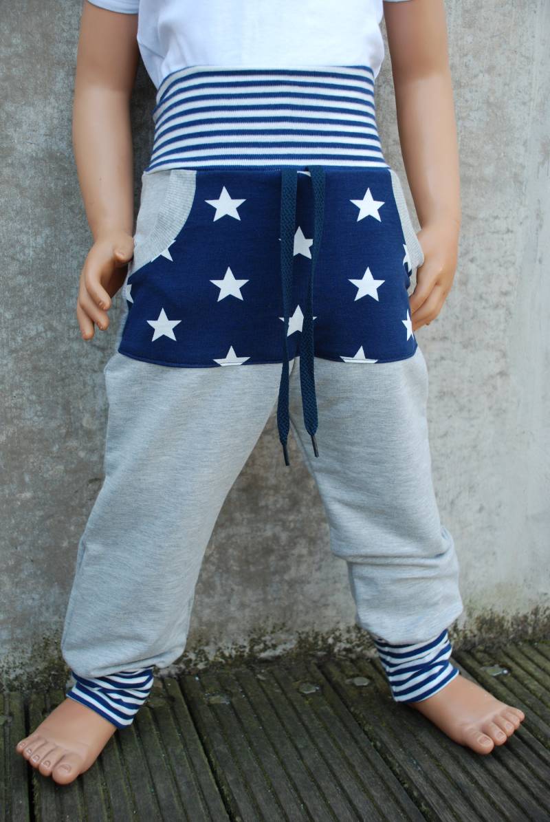 Jogging Pumphose "Stars" Grau/Marine Mitwachsend Unisex Mädchen Junge Sweat Hose Tasche Bauchtasche Sterne Ringel Mitwachshose von Steuerbord