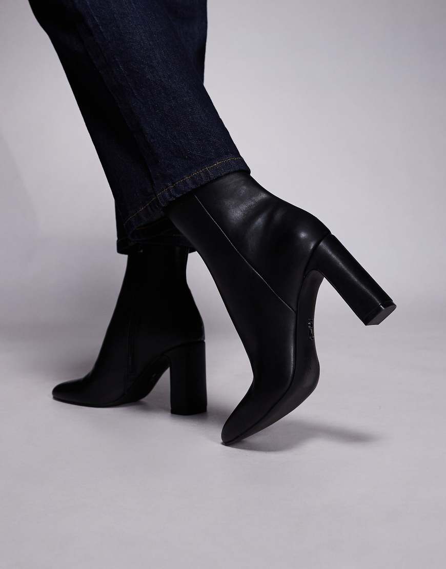 Steve Madden - Adelisa - Ankle-Boots aus Leder in Schwarz mit runder Zehenpartie Steve Madden - Adelisa - Ankle-Boots aus Leder in Schwarz mit runder Zehenpartie von Steve Madden