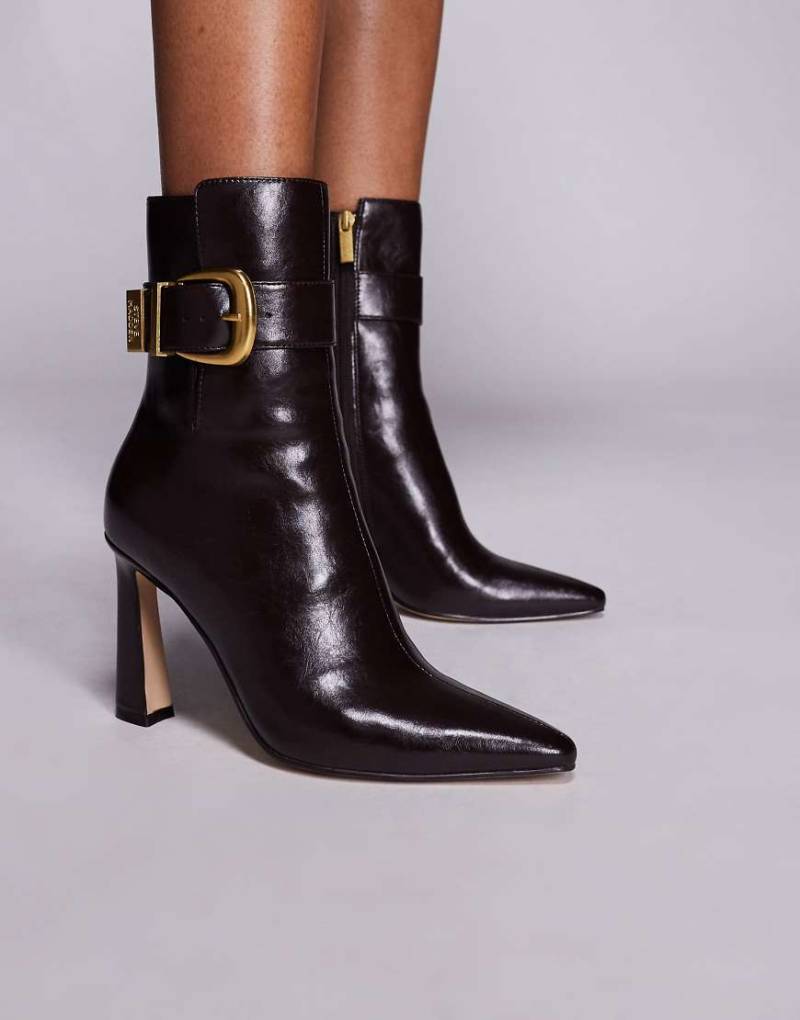 Steve Madden - Hohe Stiefeletten in Braun mit großem Schnallendetail von Steve Madden