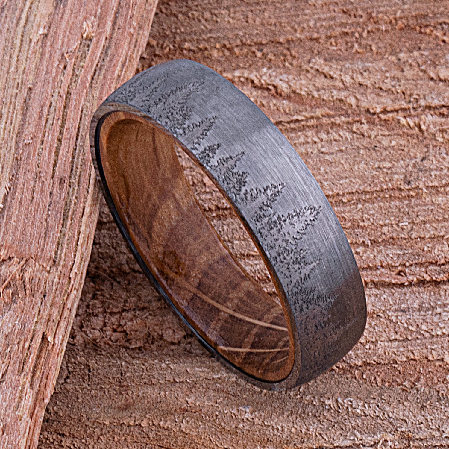 Wald-Wolfram-Ehering Oder Verlobungsring 6 Mm Mit Whiskey-Fass-Holz, Unisex-Wolfram-Versprechensring, Einzigartiges Band Für Mann Frau von StevenGDesigns