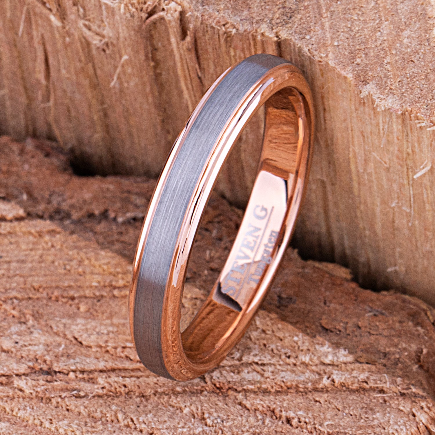 Wolfram-Ehering Oder Verlobungsring 4 Mm Mit Roségold-Innenseite Und Gebürstetem Finish, Geschenk Für Jungen Mädchen, Unisex-Wolfram-Ring von StevenGDesigns