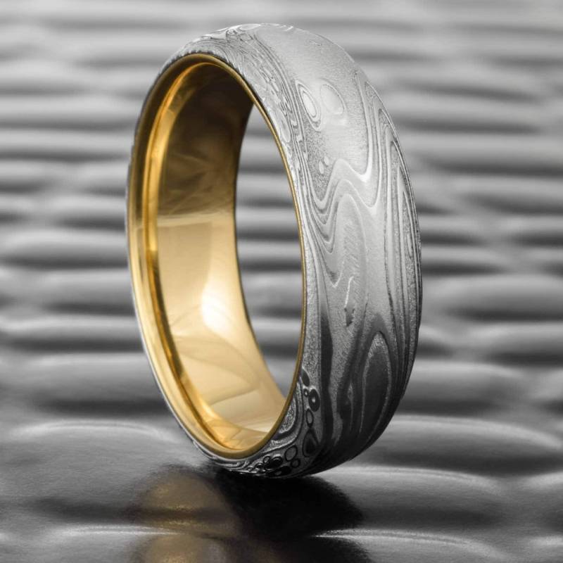 Damast-Stahl Herrenring - Handgeschmiedeter Stahl Ring Gelbgold Liner Strukturierter Ehering Einzigartiger Gewölbter Band | Gezeiten von StevenJacobJewelry