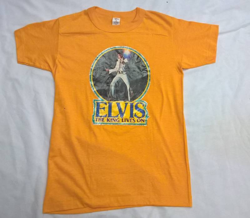 80Er Jahre Elvis "The King Lebt Im" Gitterstoff T-Shirt von StevesClothingCo