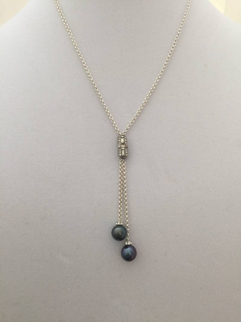 Halskette Aus Süsswasserzuchtperlen, Vintage Strasssteinen, Swarovski Kristallen Und Doppelter Kette in Sterling Silber Halskette Aus Süsswasserzuchtperlen, Vintage Strasssteinen, Swarovski Kristallen Und Doppelter Kette in Sterling Silber von StewartsofCalifornia