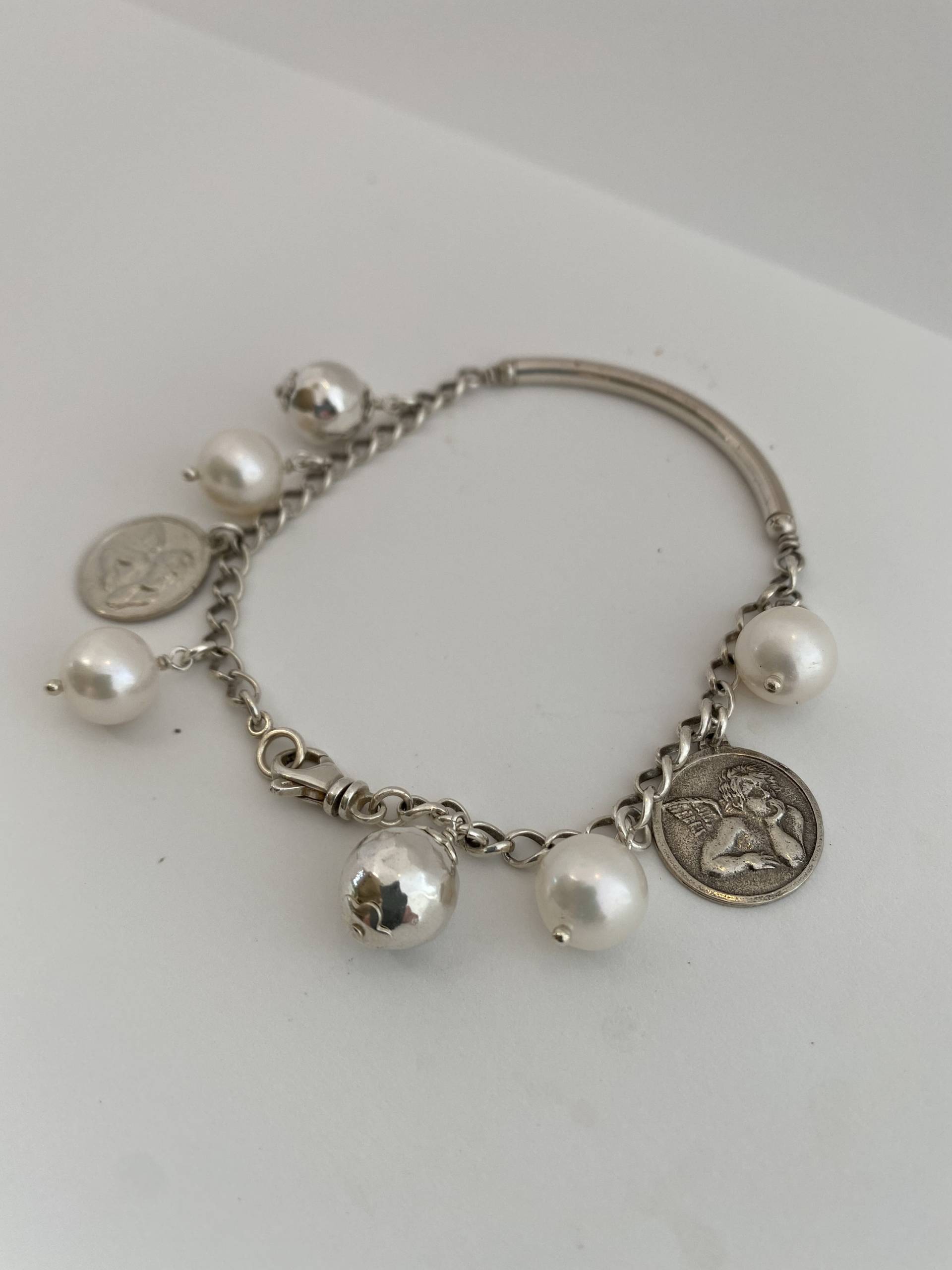 Süßwasser Perlen, Sterling Cherub Charms, Tube Bead Und Kabelkette Alle Silber Armband Süßwasser Perlen, Sterling Cherub Charms, Tube Bead Und Kabelkette Alle Silber Armband von StewartsofCalifornia